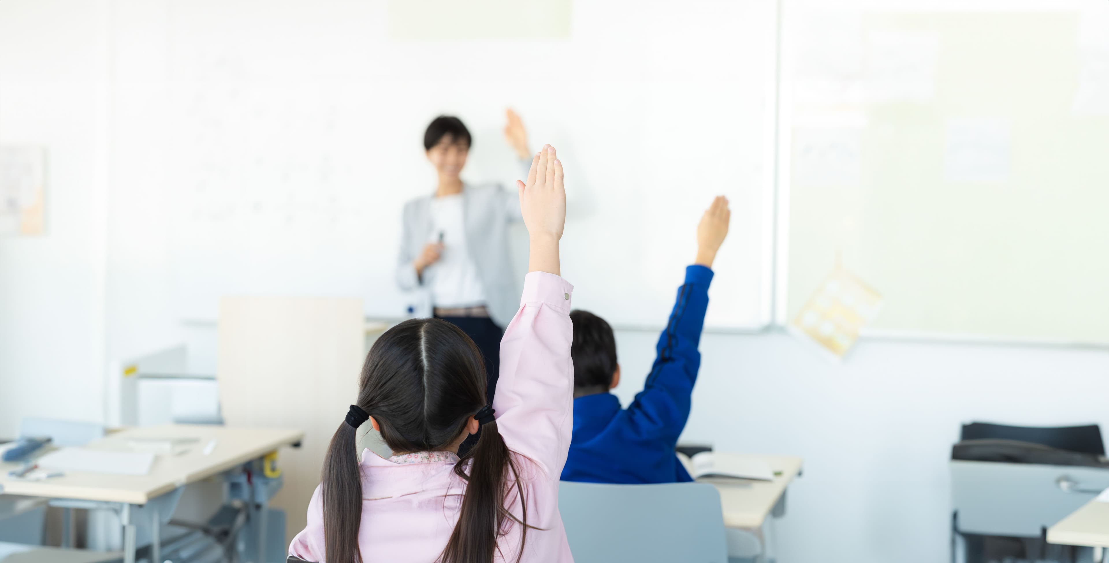 교실에서 손을 드는 아이들